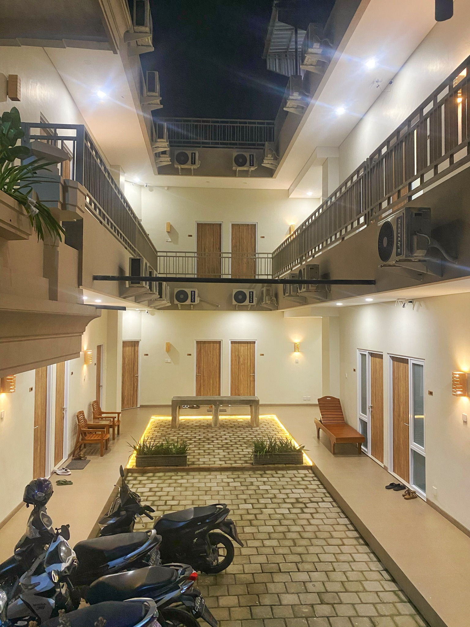 Suasana Nganjuk Family Guest House pada malam hari